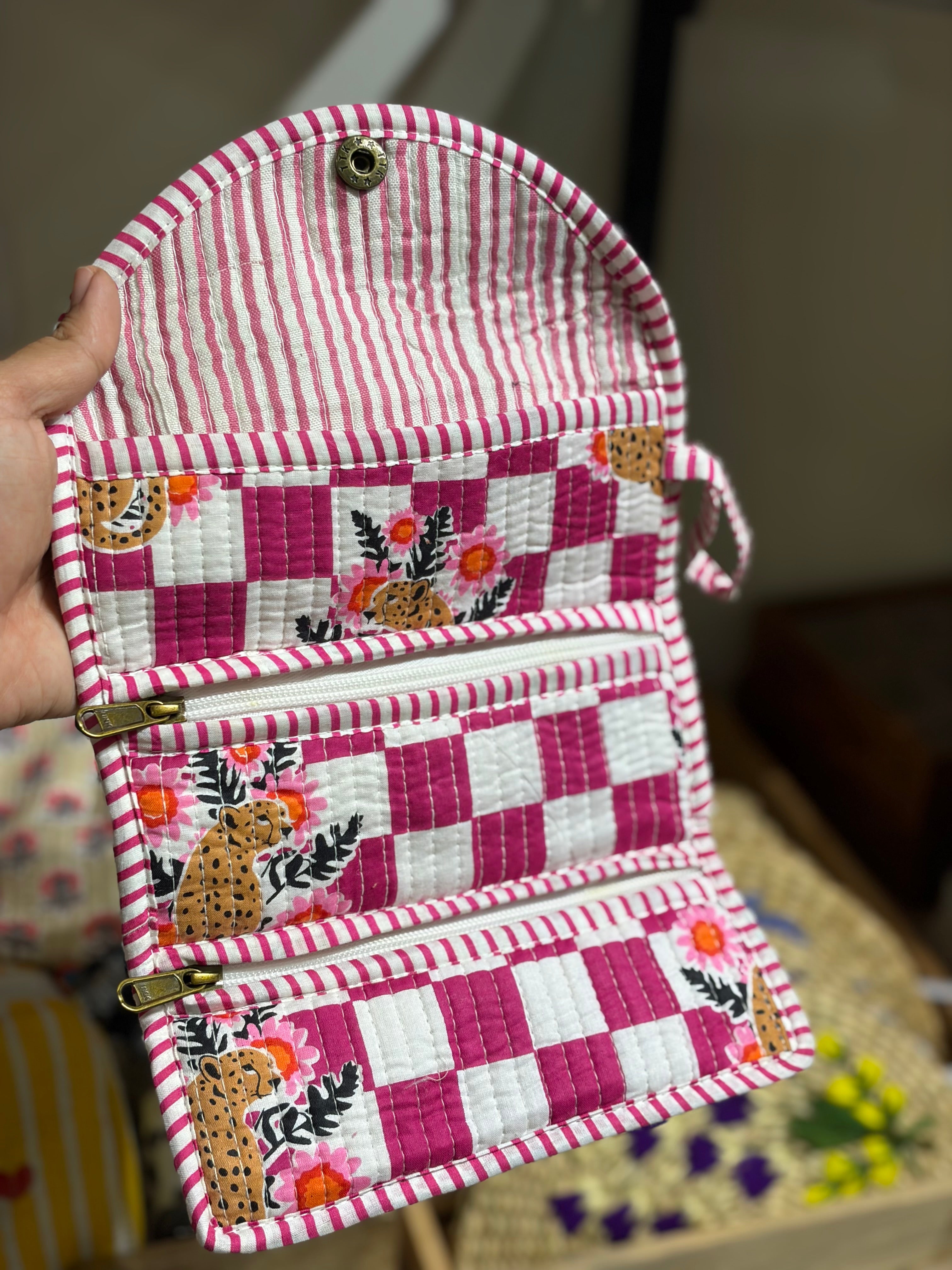 3 fold pouch- Pink